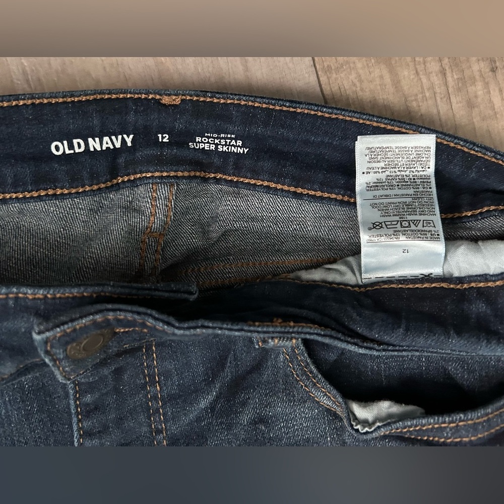 Old Navy Dark Wash Mid-Rise Rockstar Super Skinny Jeans Size 12 - Like New - Picture 5 of 5